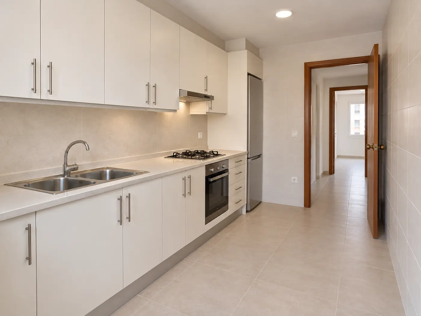 Cocina con muebles blancos